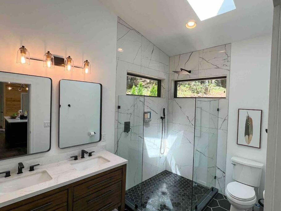 Modern Mountain Getaway With Hot Tub, Fire Pit Villa Sautee Nacoochee Bagian luar foto