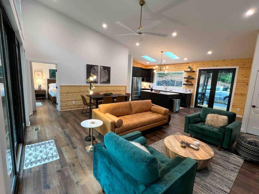 Modern Mountain Getaway With Hot Tub, Fire Pit Villa Sautee Nacoochee Bagian luar foto