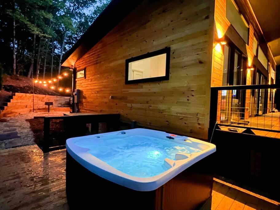 Modern Mountain Getaway With Hot Tub, Fire Pit Villa Sautee Nacoochee Bagian luar foto