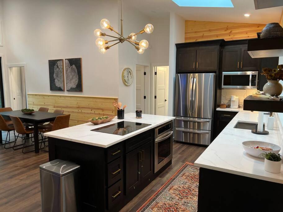 Modern Mountain Getaway With Hot Tub, Fire Pit Villa Sautee Nacoochee Bagian luar foto